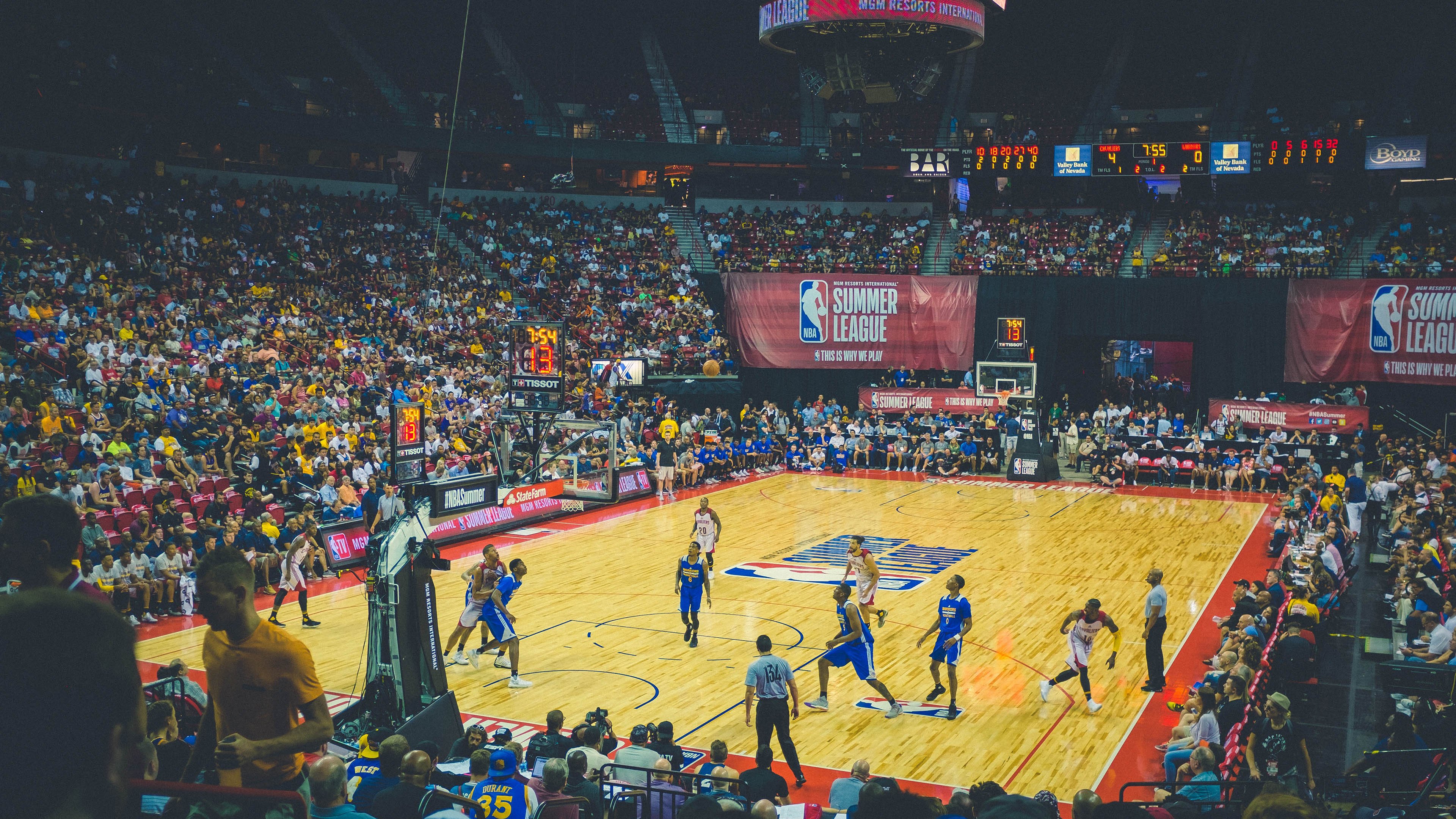 足球赛场上火爆比拼，球员战术高超，足球比赛术语大全